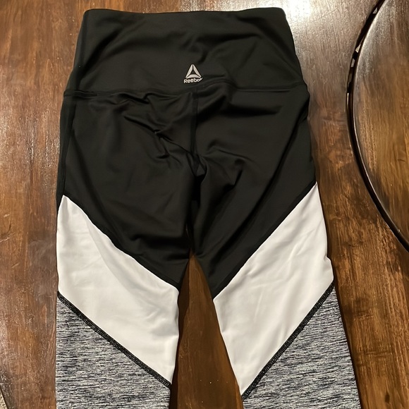 HP🎉 Reebok Crop Leggings - Picture 3 of 5